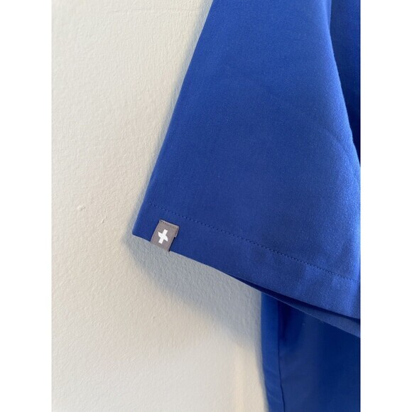 Figs Technical Collection Men’s Leon 3 Pocket Scrub Top in Medium - Picture 2 of 7